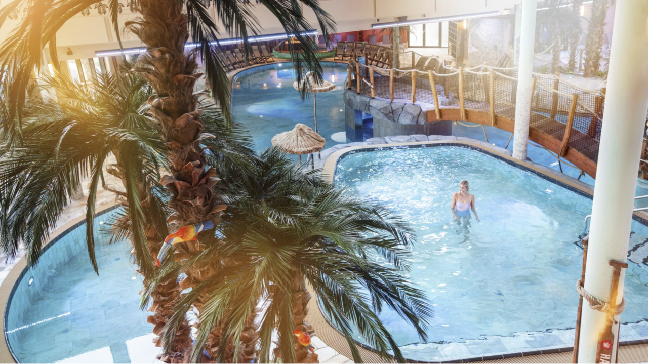 Binnenzwembaden bij Holstentherme, Noord-Duitsland.